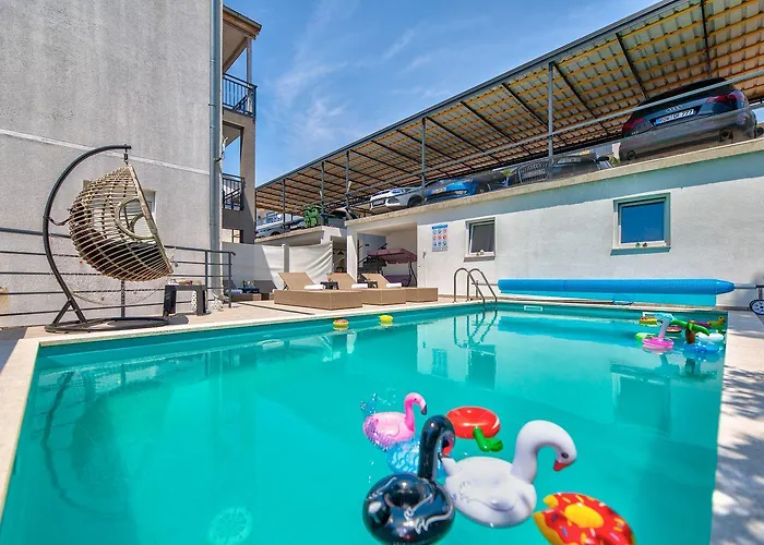 Faszinierendes Nur 150 Meter Zum Mit Jacuzzi, Billard, Pool, Grill Apartman Dramalj